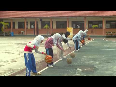 Driblle - Latihan Dasar Driblle Anak - Anak MTsN 1 Model Palangka Raya Dilapangan Sendiri Dengan Pelatih Dewi dan ERI.
