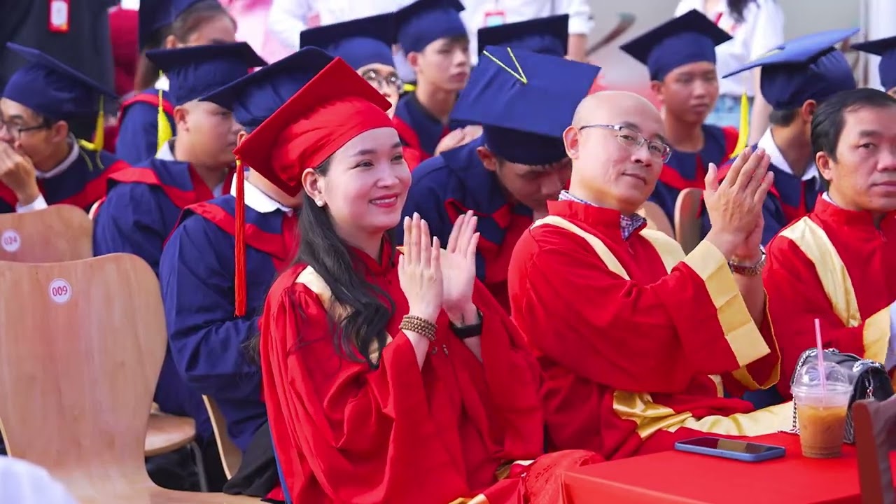 Trên đời này có 2 loại ánh sáng rực rỡ nhất. 1 là ánh sáng mặt trời-2 là dáng vẻ nỗ lực của các bạn.