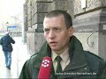 28. oktober 2007 - zahlreiche gewaltbereite hooligans hielten am wochenende die dresdner innenstadt in atem.

ein so gro�es polizeiaufgebot f�r ein fu�ballspiel der dritten und f�nften liga d�rfte es bisher wohl kaum gegeben haben.
das schlimmste konnten die mehr als eintausend polizeibeamten am wochenende verhindern.

wer am samstagnachmittag mit dem zug am dresdner hauptbahnhof ankam, den d�rfte der schlag getroffen haben.
mehr als 1200 polizeibeamte waren im einsatz, um das fu�ball-drittligaspiel zwischen dynamo dresden und dem 1. fc union berlin rundherum abzusichern.
doch das schlimmste stand der dresdner polizei zu diesem zeitpunkt erst noch bevor.
am sonntag stand das spiel zwischen der zweiten mannschaft von dynamo dresden und dem 1. fc lok leipzig auf dem programm.
wohl gemerkt: ein landesligaspiel.
durch gezielte ver�ffentlichungen im internet wurde die stimmung in den fangruppen schon tage vorher angeheizt.
schon auf dem weg vom hauptbahnhof zum harbig-stadion verhinderte die polizei ein aufeinandertreffen der fangruppen durch riesige polizeikonvois.

dass an diesem tag auch noch fu�ball gespielt wurde, d�rfte fast in vergessenheit geraten sein.
w�hrend des spiels, dass dynamo mit 2:0 gewann, blieb es, bis auf eine rauchbombe und einige feuerwerksk�rper, relativ ruhig.
nach dem spiel aber eskalierte die situation.
am pirnaischen platz st�rmten hasserf�llte dynamo-hooligans auf polizei und g�stefans los.
steine flogen, knallk�rper explodierten, leuchtraketen wurden abgefeuert. mehrmals, auch am hauptbahnhof noch, versuchten sie, den konvoi aus fans und polizei zu attackieren.
in allen f�llen konnte die polizei das schlimmste verhindern.
bei den ausschreitungen wurden zehn menschen verletzt.
insgesamt wurden 229 personen in gewahrsam und etwa ein dutzend festgenommen.

angesichts dieser tatsachen stellt sich die frage, ob derartige fu�ball-partien �berhaupt noch durchgef�hrt werden sollten.
der dfb warb an diesem wochenende f�r 