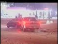 Coches chocándose en la nieve