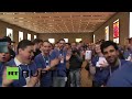 Germany: Thousands applaud Berlin's first Apple store