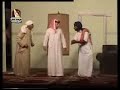 شرح المشهد : خال مسلم يطلب سلفة من ابن اخته ويقول في نفس اللحظة أنها لم تعد سلفة بل أصبحت إعانة بسبب مشاكل الحادث وطلب أبو سليمان لمبلغ ضخم مقابل التيس المقتول .. وفجأة تدخل سلمى زوجة مسلم لتلوم أبيه على فعله المتكرر هذا وإزعاجه لحياتهم الشخصية .. فيهلل أبو مسلم فرحاً لكلام أم مسلم .. ثم يحدث نزاع بين أبو البنت وعمها ( أبو زوجها ) وكل يقول أنها له ! وبعدها يخرج خال مسلم فتأتي أخته متفائلة بأنه يريد أن يذهب بهم في رحلة إلى سوريا .. ويتم بعد ذلك نقاش ما يفعله سائقوا الباصات من شرب للحبوب المسهرة ومانحوها ..!معاني المفردات : هدها : اتركها طرمى :لاتفهم أشوى : أخف وطأة