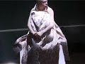 dans le gymnase du coll�ge stanislas, make jeune styliste chinoise surdou�e, a pr�sent� une v�ritable performance sur le th�me de la terre ou les mannequins ont pris la pose sur des cubes lumineux comme des statues de pierre. une mise en sc�ne ou chacun a �t� invit� � participer en se promenant au milieu des mod�les. les t�tes sont menues, les volumes exag�r�s. une collection travaill�e pour �tre regard�e de tous les c�t�s comme une oeuvre d'art, la mode ne sert que de pr�texte � mettre en valeur ce travail de volume et de silhouettes �tonnantes et exp�rimentales. alors attention retenez bien le nom de cette nouvelle ligne appel�e wu yong qui signifie inutile. 

musique: erik satie
album: les pi�ces pour piano seul - jean-yves thibaudet
titre: ogive 4
r�f: decca