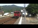 鎧駅を発車するキハ47