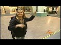 Broma de mujer volando en centro comercial