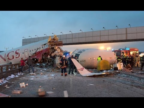 Plane Crashes into Russian Highway (Dashcam)