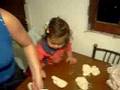 mosi haciendo pan