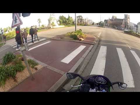 cherbourg - Bonjour, Je vous propose ma première vidéo de balade-découverte en moto filmée en goproHD2 depuis le haut de mon casque. Cette balade est aujourd'hui consacr...