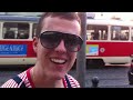 Týpek na ulici paroduje ľudí z Hotelu Paradise