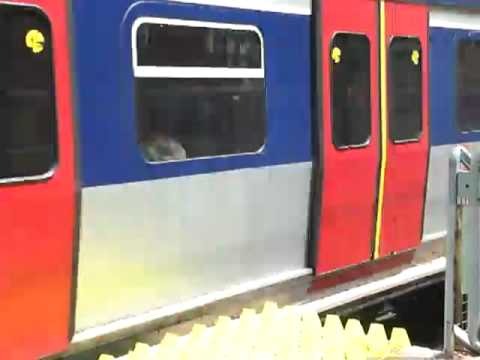 港鐵(前九鐵)MLR列車駛入九龍塘(車)站