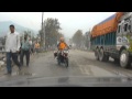 Quelques minutes en voiture dans Katmandou avec sa pollution et en prime la pluie - Népal