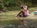 3. PALENQUERA Y NI�O SE BA�AN EN EL ARROYO