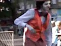 HOMEM ESTATUA LEVA DEDADA NO RABO