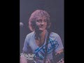 wolfgang ambros - dei foto + songtext

******

du hast es net glaubt und i habs net glaubt,
da� i amoi von dir furt geh,
damals wias no niemand glaubt hat,
da� du jetzt mit mir gehst.

es war so leiwand und i war so selig,
wia ma gsessen san im klanan kaffee,
wias dann sch�n langsam a jeder gmerkt hat,
da� du jetzt auf mi stehst.

du hast ma gsagt i bin dei m�rchenprinz,
und du warst f�r mi wia a sch�ner traum
und wann i di net gsp�rt hab
hab i nimmer schlafen k�nnen,
dann hab i ma m�assen immer dei foto anschaun.

mir haben ganz verruckte sachn gmacht,
zum beisp� a nacht lang spaziern geh,
weil ma ka geld mehr ghabt haben
und ham geh wollt ma a net.
a anders mal hast ma die wiesn zeigt,
wo du als gschrap immer gsp�t hast,
mir haben uns so unhamlich gern ghabt,
wias sonst nur in die b�acheln steht.

du hast ma gsagt i bin dei m�rchenprinz
und du warst f�r mi wia a sch�ner traum
und wann i di net gsp�rt hab,
hab i nimmer schlafen k�nnen,
dann hab i ma m�assen immer dei foto anschaun.

auf amoi war alles vorbei,
du hast ganz pl�tzlich wegfahrn m�assen,
a halbes jahr nach england oder sonst wohin
des hat mi net interessiert.

i bin a net mit dir zum bahnhof gangen,
des h�tt i afoch nimmer k�nnen,
nur angruafen hab i di und du hast mi gfrogt
was jetzt aus uns wird.

i hab da gsagt es is jetzt aus mit uns
und da� du manchmal an mi denken sollst,
du hast es net verstanden
und hast gsagt du wirst ma schreiben,
und i hab jetzt nua mehr dei foto,
aber des is scho alls.


ich �bernehme keine