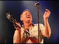 wolfgang ambros - dei foto + songtext

******

du hast es net glaubt und i habs net glaubt,
da� i amoi von dir furt geh,
damals wias no niemand glaubt hat,
da� du jetzt mit mir gehst.

es war so leiwand und i war so selig,
wia ma gsessen san im klanan kaffee,
wias dann sch�n langsam a jeder gmerkt hat,
da� du jetzt auf mi stehst.

du hast ma gsagt i bin dei m�rchenprinz,
und du warst f�r mi wia a sch�ner traum
und wann i di net gsp�rt hab
hab i nimmer schlafen k�nnen,
dann hab i ma m�assen immer dei foto anschaun.

mir haben ganz verruckte sachn gmacht,
zum beisp� a nacht lang spaziern geh,
weil ma ka geld mehr ghabt haben
und ham geh wollt ma a net.
a anders mal hast ma die wiesn zeigt,
wo du als gschrap immer gsp�t hast,
mir haben uns so unhamlich gern ghabt,
wias sonst nur in die b�acheln steht.

du hast ma gsagt i bin dei m�rchenprinz
und du warst f�r mi wia a sch�ner traum
und wann i di net gsp�rt hab,
hab i nimmer schlafen k�nnen,
dann hab i ma m�assen immer dei foto anschaun.

auf amoi war alles vorbei,
du hast ganz pl�tzlich wegfahrn m�assen,
a halbes jahr nach england oder sonst wohin
des hat mi net interessiert.

i bin a net mit dir zum bahnhof gangen,
des h�tt i afoch nimmer k�nnen,
nur angruafen hab i di und du hast mi gfrogt
was jetzt aus uns wird.

i hab da gsagt es is jetzt aus mit uns
und da� du manchmal an mi denken sollst,
du hast es net verstanden
und hast gsagt du wirst ma schreiben,
und i hab jetzt nua mehr dei foto,
aber des is scho alls.


ich �bernehme keine