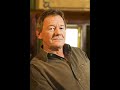 wolfgang ambros - dei foto + songtext

******

du hast es net glaubt und i habs net glaubt,
da� i amoi von dir furt geh,
damals wias no niemand glaubt hat,
da� du jetzt mit mir gehst.

es war so leiwand und i war so selig,
wia ma gsessen san im klanan kaffee,
wias dann sch�n langsam a jeder gmerkt hat,
da� du jetzt auf mi stehst.

du hast ma gsagt i bin dei m�rchenprinz,
und du warst f�r mi wia a sch�ner traum
und wann i di net gsp�rt hab
hab i nimmer schlafen k�nnen,
dann hab i ma m�assen immer dei foto anschaun.

mir haben ganz verruckte sachn gmacht,
zum beisp� a nacht lang spaziern geh,
weil ma ka geld mehr ghabt haben
und ham geh wollt ma a net.
a anders mal hast ma die wiesn zeigt,
wo du als gschrap immer gsp�t hast,
mir haben uns so unhamlich gern ghabt,
wias sonst nur in die b�acheln steht.

du hast ma gsagt i bin dei m�rchenprinz
und du warst f�r mi wia a sch�ner traum
und wann i di net gsp�rt hab,
hab i nimmer schlafen k�nnen,
dann hab i ma m�assen immer dei foto anschaun.

auf amoi war alles vorbei,
du hast ganz pl�tzlich wegfahrn m�assen,
a halbes jahr nach england oder sonst wohin
des hat mi net interessiert.

i bin a net mit dir zum bahnhof gangen,
des h�tt i afoch nimmer k�nnen,
nur angruafen hab i di und du hast mi gfrogt
was jetzt aus uns wird.

i hab da gsagt es is jetzt aus mit uns
und da� du manchmal an mi denken sollst,
du hast es net verstanden
und hast gsagt du wirst ma schreiben,
und i hab jetzt nua mehr dei foto,
aber des is scho alls.


ich �bernehme keine