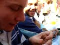 Frullo spiega come rollare una sigaretta all\