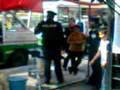 videos de policias extorcionando a una señora para que la dejen poner