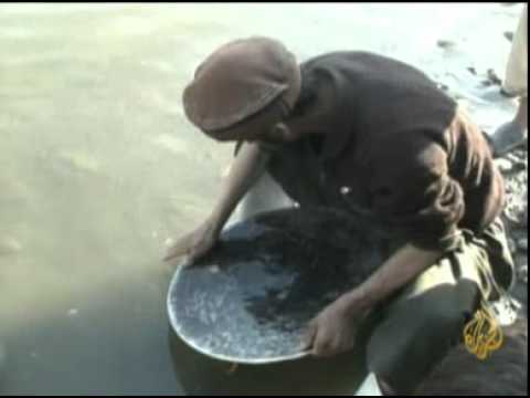 الذهب - يستخدم مواطنون أفغان طرقا بدائية لاستخراج خامات الذهب من ضفاف الأنهر شرق أفغانستان. يأتي ذلك في وقت تعجز فيه الحكومة الأفغانية عن...