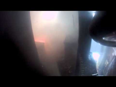 L’incendio, visto dall’elmetto di un pompiere L’incendio, visto dall’elmetto di un pompiere