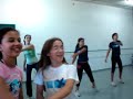 alongamento na aula de dança. alongamento na aula de dança.