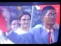 Daar komt Federer met de Zwitserse vlag :D Daar komt Federer met de Zwitserse vlag :D