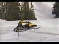 saut impressionnant un scooter des neige.