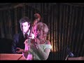 deze nieuwe enthousiaste band presenteert zich als een frank sinatra / count basie cover band. het neemt je terug naar de jaren 60 toen sinatra veel met big bands optrad. 