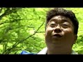 　天然わさびを求めて、新温泉町湯村温泉朝野家の佐藤調理長と村岡区熊波渓谷に行って来ました。　わさびは、冷涼な気候を好み全国各地の谷間に自生したり、渓流に造成されたわさび田で栽培されています。水がきれいで水温が年間を通して１３～１６℃であり、水の量や流れの強弱が一定など、気候、水温、日照条件の環境を選ぶ作物です。　わさび採取の一行が向かう熊波渓谷は、上流に向かうにつれ道は草木に覆われ、人を寄せ付けないほど。しかし、熊波川上流部は渓流と言うわりには比較的穏やかな流れです。清らかな水が辺りをひんやりとした空気に包みます。　一行は川を登り、草木をかき分け道なき道をどんどん進みます。足下を注意深く探していきますが、なかなかわさびにはありつけません。容赦ない険しい道を歩き続ける事１時間半。もう無理かな...と諦めかけたその時、「あったぁ！！」佐藤調理長の声が渓谷にこだまします。「たぶん、これがわさび」といいながら根元から丁寧に抜くと、申し分ない大きさのわさびが顔を出しました。その近辺には自生するわさびが群落しており、念願の天然わさびを数本ゲットできました。天然わさびは養殖と比べて葉にツヤがあり、ツンとした独特の風味が強く上品な香りが漂います。　わさびは料理の脇役だけど、ないと物足りない。ひと味もふた味も食を楽しませてくれます。苦労して採ったわさびはまた格別ですね。