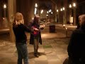 mario en marije aan het eind van de opening achter in de kerk met licht
