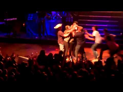 (hd) Demi Lovato Gets Attacked By Fan On Stage In Paragu...
