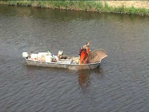 sportvissen - Vissers praktijken; Geachte heer, U hebt Visserijbedrijf W.H. den Boer aan het werk gezien. Dit is de beroepsvisser die het aalvisrecht op het Kanaal heeft e...