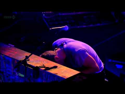coldplay politik live - Look at earth from outer space Everyone must find a place Give me time and give me space Give me real, don't give me fake Give me strength, reserve control G...