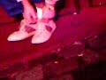 Schuhe zubinden mit Hindernissen