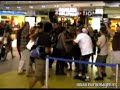 Kate Hudson agobiada por los fotógrafos en el aeropuerto