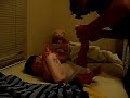 Cambiando el pijama a Coquito.1