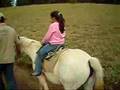 Julia Heinzl andando a cavalo
