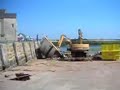 Démolition d un bateau a la pelleteuse à st Vaast Démolition d un bateau a la pelleteuse à st Vaast