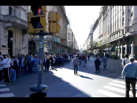 Argentinos lloran a Kirchner en las calles de Buenos Aires