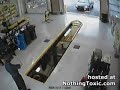 Mulher levando carro pratrocar oleo.wmv
