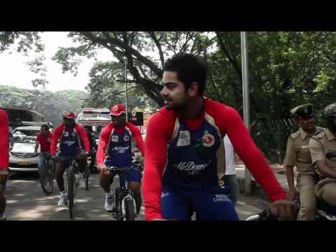 Dilshan &amp; Team RCB cycling in the roads of Bangalore