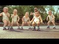 Lindos bebes sobre patines - Comercial