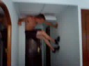 Kevin beklimt onze hotelkamermuur