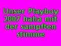junger mann in der einkaufspassage xddd