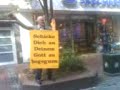 junger mann in der einkaufspassage xddd