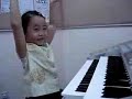 Chinesinha adorável tocando 