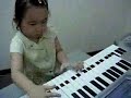 Chinesinha adorável tocando 
