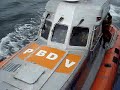 Vlaggetjesdag: notabelen in een reddingsboot