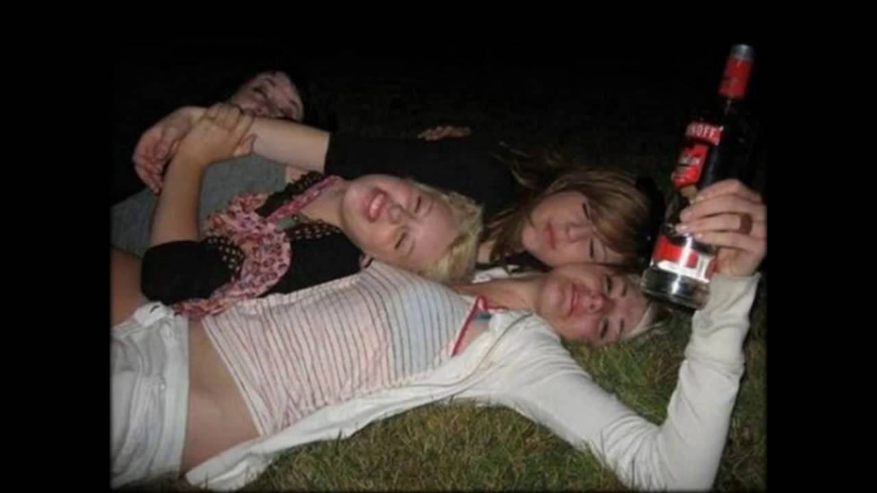 Молодая русская красотка трахается с пьяными парнями на вписке