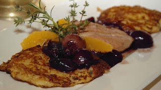 Rosa gebratene Entenbrust mit Honig glasiert mit Rotweinschalotten und Kartoffel-Schinken-Rösti